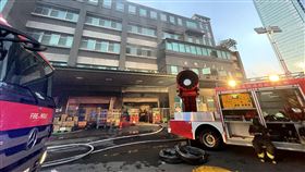 美而美位於三重的總部倉儲失火，火勢延燒6小時才撲滅。（圖／翻攝畫面）