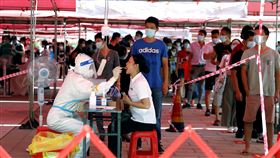 福建已139人染疫  廈門等地展開全民普篩中國福建省10日爆發COVID-19本土疫情後，截至14日8時，累計報告陽性感染者139例。其中，廈門、莆田以及泉州多地已展開全民普篩。圖為14日，廈門市文化藝術中心核酸檢測點。（中新社提供）中央社  110年9月14日