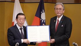 日華議員懇談會邀安倍出席 大會通過挺台決議文日本國會最大團體日華議員懇談會總會22日在東京舉辦年度大會，通過挺台灣加入CPTPP等內容的決議文。會長古屋圭司（右）將決議文遞交給駐日代表謝長廷。中央社記者楊明珠東京攝 111年3月22日