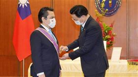 外交部長吳釗燮（右）16日上午代表總統頒贈「大綬景星勳章」予即將離任的瓜地馬拉駐台大使葛梅斯（左）。（外交部提供）中央社記者黃雅詩傳真 111年8月16日