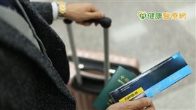 隨著新冠肺炎趨緩，我國邊境管制放寬，有鑑於歐美國家BA.4、BA.5變異株強勢襲擊，提醒民眾積極快篩才能保護自身與家人健康。