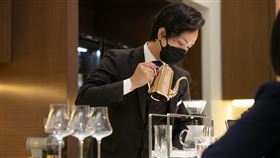 日本旗艦店聘請以「咖啡傳教士」自詡的長谷川宗佑總監來台，親自監修以確保咖啡的品質。（圖／品牌業者提供）