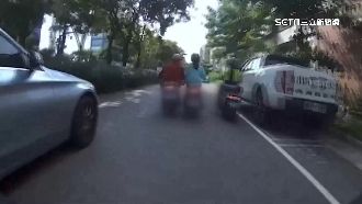 超車車距沒抓好　2騎士接連摔車