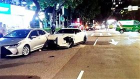 GT-R撞爛！閃郵務車失控撞計程車