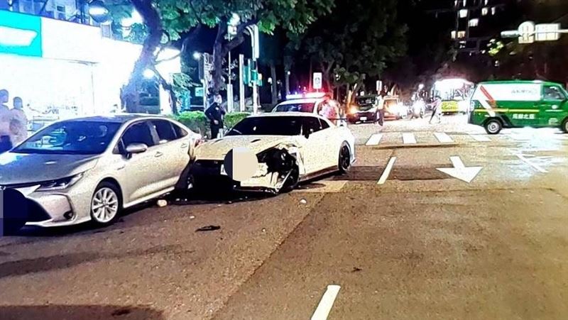 GT-R撞爛！閃郵務車失控撞計程車