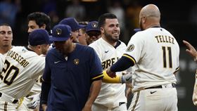 ▲卡瑞提尼（Victor Caratini）擊出再見安打，釀酒人5：4取勝。（圖／美聯社／達志影像）