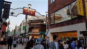 邊走邊吃行不行　日本鎌倉想訂條例來管日本鎌倉市政府有意訂定條例來管理遊客邊走邊吃，雖然無意禁止，卻希望遊客能留意飲食禮貌。圖為位於JR鎌倉站東口往鶴岡八幡宮的「小町通」商店街。中央社記者黃名璽鎌倉攝　108年3月2日