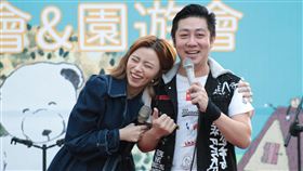 艾成、「狗兒子」哈嚕（圖／翻攝自艾成臉書）