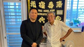 中國民運人士王丹今（17）日到銅鑼灣書店看望林榮基。（圖／翻攝王丹臉書)