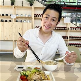 ▲艾成在新竹竹東開的「艾記」海南雞飯餐廳，臉書上有4.8顆星。（圖／翻攝自臉書）