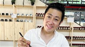 ▲艾成在新竹竹東開的「艾記」海南雞飯餐廳，臉書上有4.8顆星。（圖／翻攝自臉書）