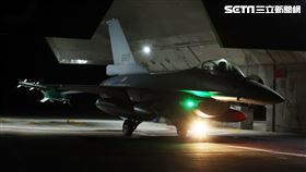 空軍新型F-16V戰機實施夜間緊急起飛。（記者邱榮吉/攝影）