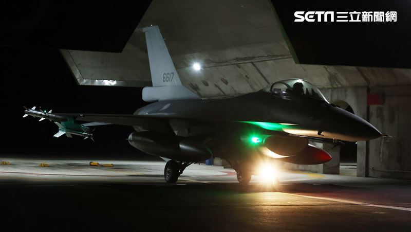 空軍新型F-16V戰機實施夜間緊急起飛。（記者邱榮吉/攝影）