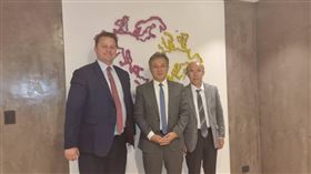 國際法律師波拉克（左1）代表新疆維族團體17日向阿根廷刑事法庭提告，控訴中國政府對維族進行反人道罪及種族滅絕。（圖／翻攝自twitter.com/Dolkun_Isa）
