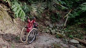 一名女網友在花蓮瓦拉米步道看到一台紅色輪椅，背後故事感動萬人。（圖／翻攝自肉腳登山隊臉書）