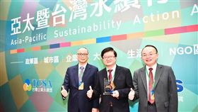 圖為長庚決策委員會程文俊主委（中)、林口長庚陳建宗院長(左)及長庚行政中心游進邦執行長(右)。（圖／長庚醫院提供）