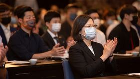 蔡英文總統今（18）日上午出席「NOWnews跨世代論壇—一起跨入更好的時代」活動。（圖／總統府提供)