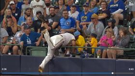 ▲小球迷接到釀酒人一壘手特雷茲（Rowdy Tellez）。（圖／翻攝自MLB官網）