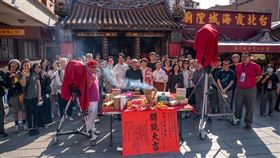 《車頂上的玄天上帝》(暫名)日前於迪化街的台北霞海城隍廟舉行開鏡儀式。(甲上娛樂提供)