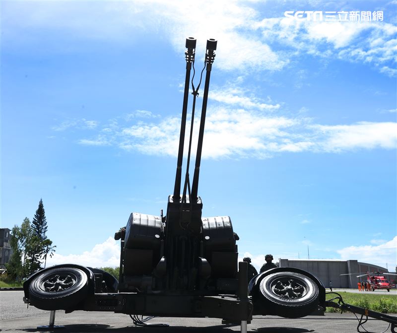 GDF-006型35公厘雙管防空快砲，機動力強、射速快射擊精準，全天候作戰是低空射擊之優良武器。（記者邱榮吉/攝影）
