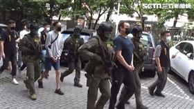 竹聯幫東堂大哥李振豪（藍衣者）涉嫌販賣82豬仔至柬埔寨。（資料照）