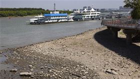 中國面對極端氣候帶來的不尋常高溫，加上雨量稀少、電力負荷過大，連第一水電大省四川也陷入停工限電窘境。圖為長江南京段11日水位下降。（圖／中新社）
