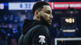 ▲西蒙斯（Ben Simmons）遭球迷當面嘲諷。（圖／翻攝自西蒙斯推特）