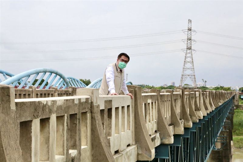 台南市文化資產管理處辦理市定古蹟嘉南大圳曾文溪渡槽橋修復工程，耗時2年完工，目前正辦理驗收程序，台南市長黃偉哲18日前往視察。（圖／台南市政府提供）