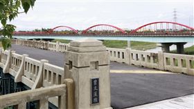 台南市定古蹟嘉南大圳曾文溪渡槽橋橋體與橋墩修復工程完成，修復內容包括整體橋梁鋼構件損壞抽換、鋼構件噴砂及塗漆、橋面板底部及橋面兩側護欄修復，並將橋下3處橋墩基礎植入基樁進行補強，強化橋梁整體穩定性等，目前正在驗收中。（圖／台南市政府提供）