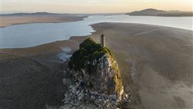 受到持續高溫缺雨影響，中國最大淡水湖鄱陽湖大縮水，水體面積只剩803平方公里，比豐水期大減3000平方公里，創1951年有記錄以來最早進入枯水期的紀錄。圖為13日，鄱陽湖鞋山島露出水面。（圖／中新社提供）