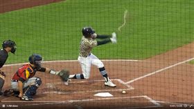 守護者三壘手Ernie Clement敲出不可思議的滾地球。（圖／翻攝自推特）