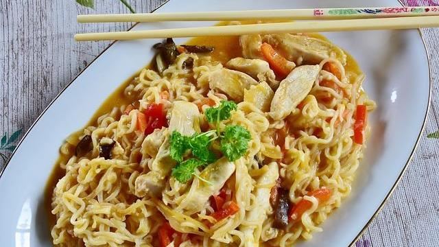 日本吃炒麵配1物　台灣人傻：在幹嘛