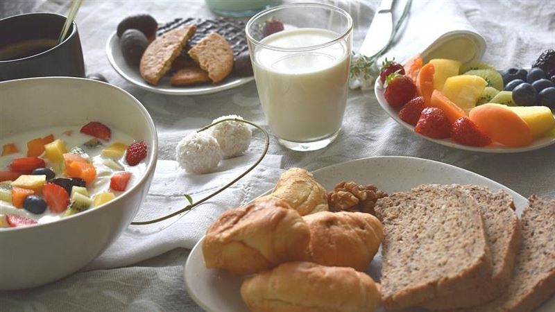 醫師黃軒表示，不吃早餐會害血糖起伏大、中午暴食、胰島素反覆「被強迫加班」、增加心血管與代謝疾病的風險。(示意圖／pixabay)