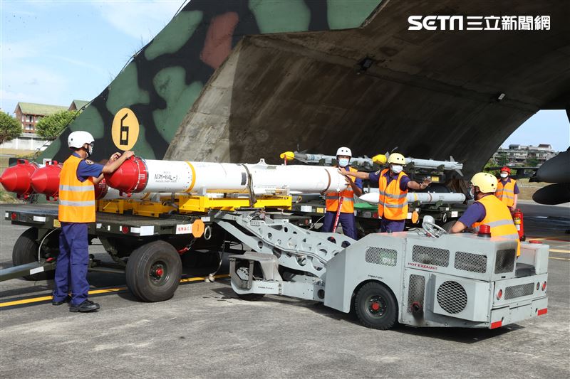 空軍新型F-16V戰機掛載魚叉、響尾蛇及先進中程空對空飛彈作業。（記者邱榮吉/攝影）