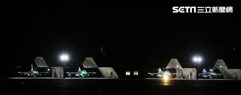 空軍新型F-16V戰機實施夜間緊急起飛。（記者邱榮吉/攝影）