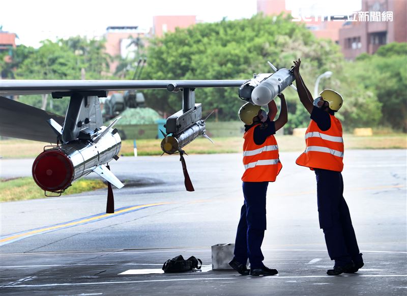 空軍新型F-16V戰機掛載魚叉、響尾蛇及先進中程空對空飛彈作業。（記者邱榮吉/攝影）