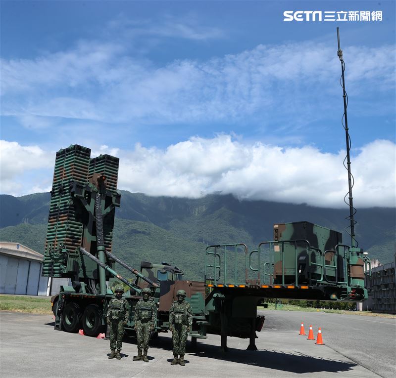 空軍防空暨飛彈指揮部所屬駐防花蓮單位，首度公開展示部署在台灣東部的中山科學研究院天弓三型防空飛彈系統。（記者邱榮吉/攝影）