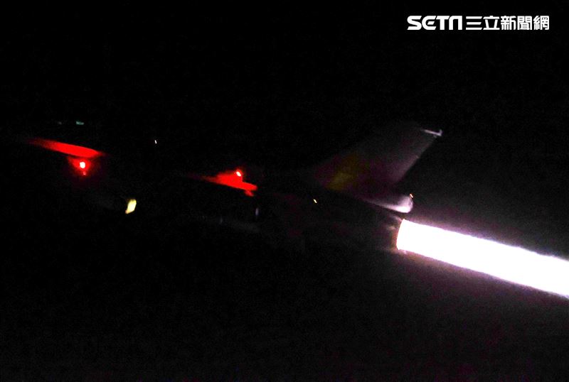 空軍新型F-16V戰機實施夜間緊急起飛。（記者邱榮吉/攝影）