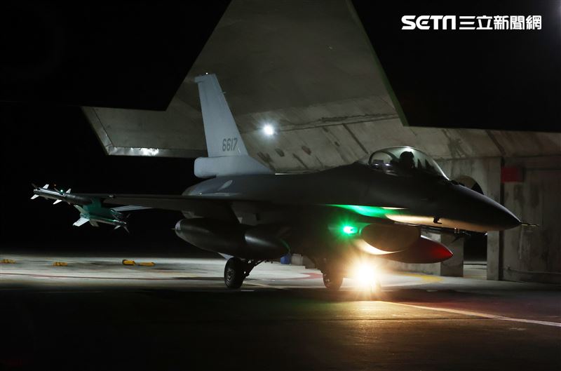 空軍新型F-16V戰機實施夜間緊急起飛。（記者邱榮吉/攝影）