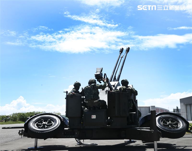 GDF-006型35公厘雙管防空快砲，機動力強、射速快、射擊精準，全天候作戰，是低空射擊之優良武器。（記者邱榮吉/攝影）