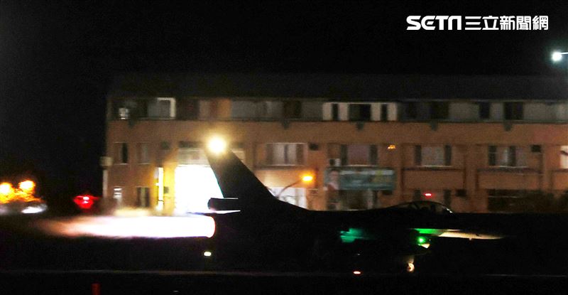 空軍新型F-16V戰機實施夜間緊急起飛。（記者邱榮吉/攝影）