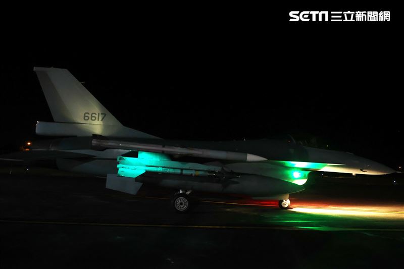 空軍新型F-16V戰機實施夜間緊急起飛。（記者邱榮吉/攝影）