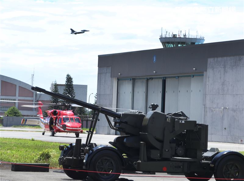 GDF-006型35公厘雙管防空快砲，機動力強、射速快、射擊精準，全天候作戰，是低空射擊之優良武器。（記者邱榮吉/攝影）