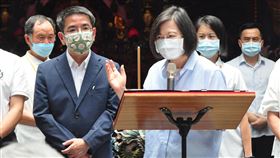 總統赴宜蘭為縣長提名人江聰淵站台民進黨提名宜蘭市長江聰淵參選宜蘭縣長。總統蔡英文（前右）14日前往宜蘭羅東震安宮上香致詞時說，中央執政穩定，有很多很好的計畫推出，也盼得到民眾支持，可讓江聰淵（前左）變成宜蘭縣長。中央社記者沈如峰宜蘭縣攝  111年7月14日