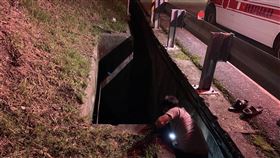 玉長公路台東段  女騎士連人帶車墜溝死亡（2）居住台東成功鎮30歲李姓女子3日搭火車抵達玉里火車站後騎乘機車走玉長公路，在接近省道台11線一處小彎道處連人帶車掉落水溝，家屬根據手機定位尋獲後，緊急通報消防局救援，但李女送醫後仍不治。 （警方提供）中央社記者盧太城台東傳真  110年12月4日