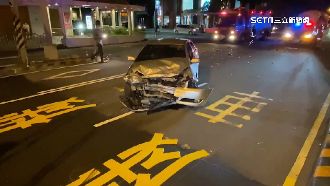 兩車擦撞！車卡分隔島　另一車疑酒駕