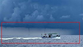 他出海驚見「5條龍捲風」同時形成　網嚇：海龍王要現身？（圖／翻攝自爆廢公社）