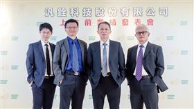 汎銓(6830)於8月19日至8月23日進行公開申購，承銷價格100元，預計於8月25日公開抽籤。圖右二為董事長柳紀綸、圖右一為技術長陳榮欽、圖左二為營運長廖永順、圖左一為營運長周學良。 （圖／汎銓提供）