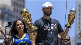 ▲柯瑞（Stephen Curry）參加總冠軍遊行。（圖／美聯社／達志影像）