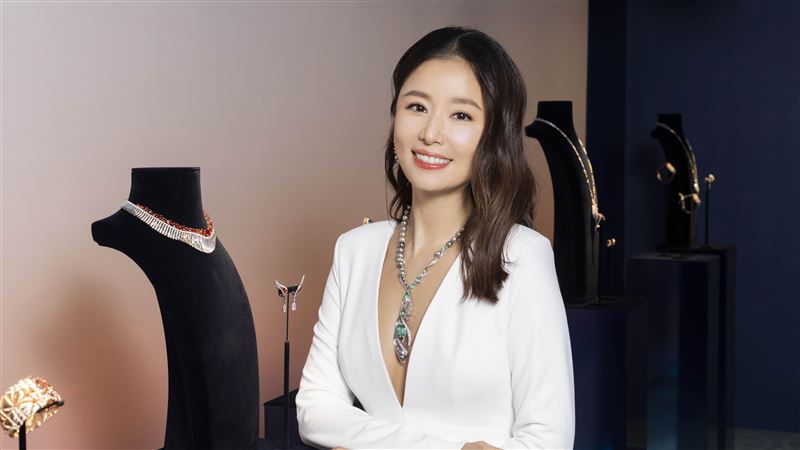 林心如正面大開深V　曬半球辣翻全場
